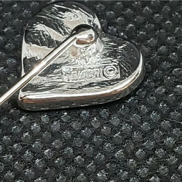 VINTAGE TRIFARI Ruffled HEART Silver-tone Stick Pin - Picture 3 of 4